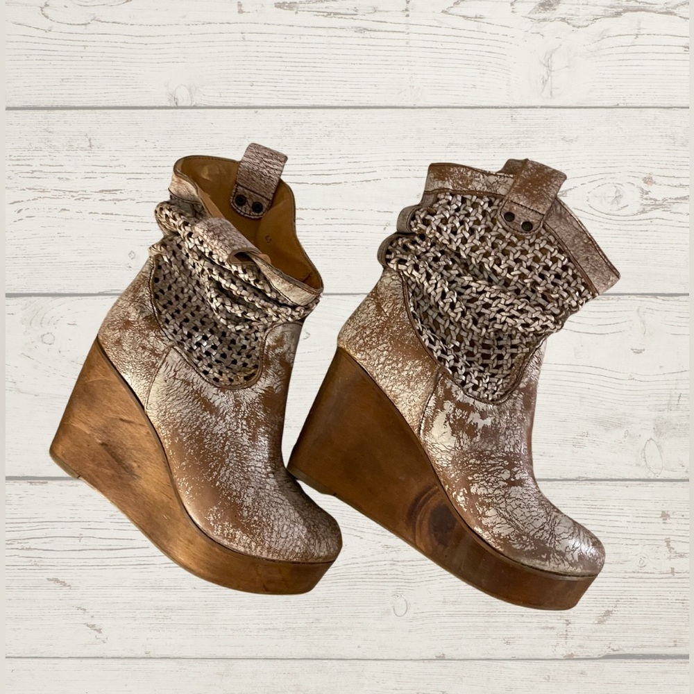 Bedstu Brown/ White Cobbler Series Slouchy Distressed Wedge Ankle Boots Leather